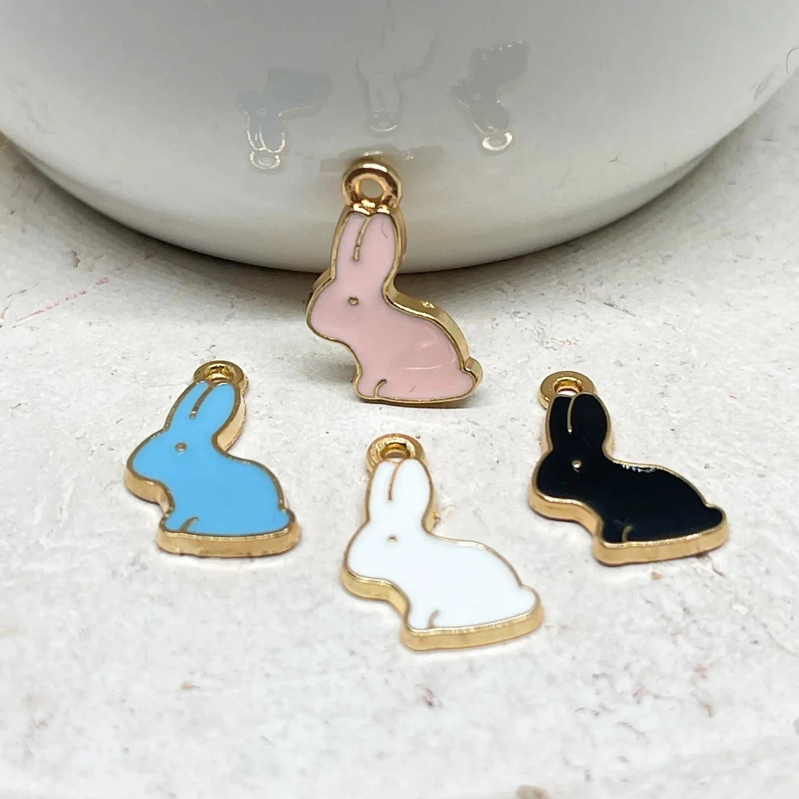 Süße Häschen Anhänger aus Emaille, einseitig gearbeitet.
