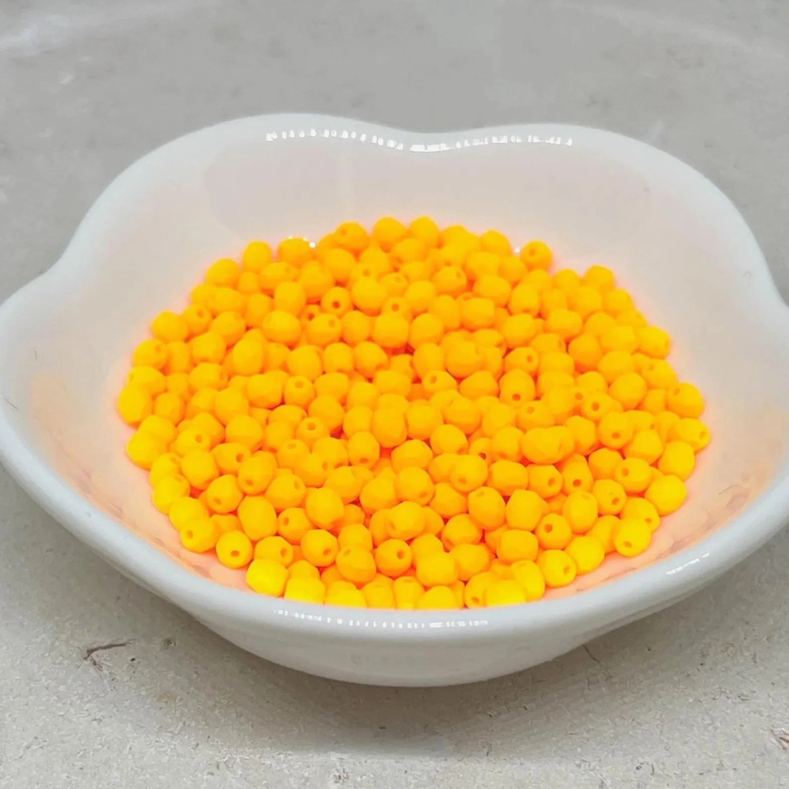 100 St. Böhmische Glasschliffperlen 3mm - Neon Hellorange