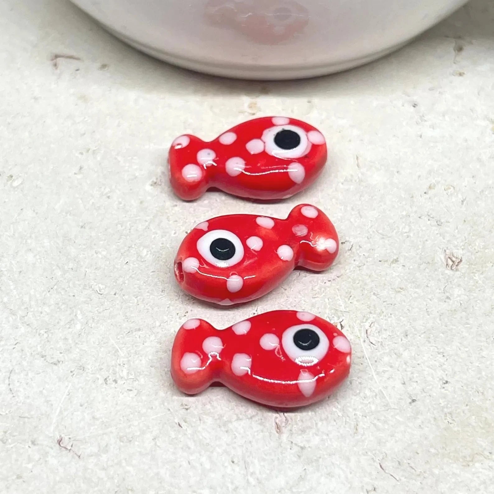 Porzellan Fisch Perle Rot mit weißen Punkten.