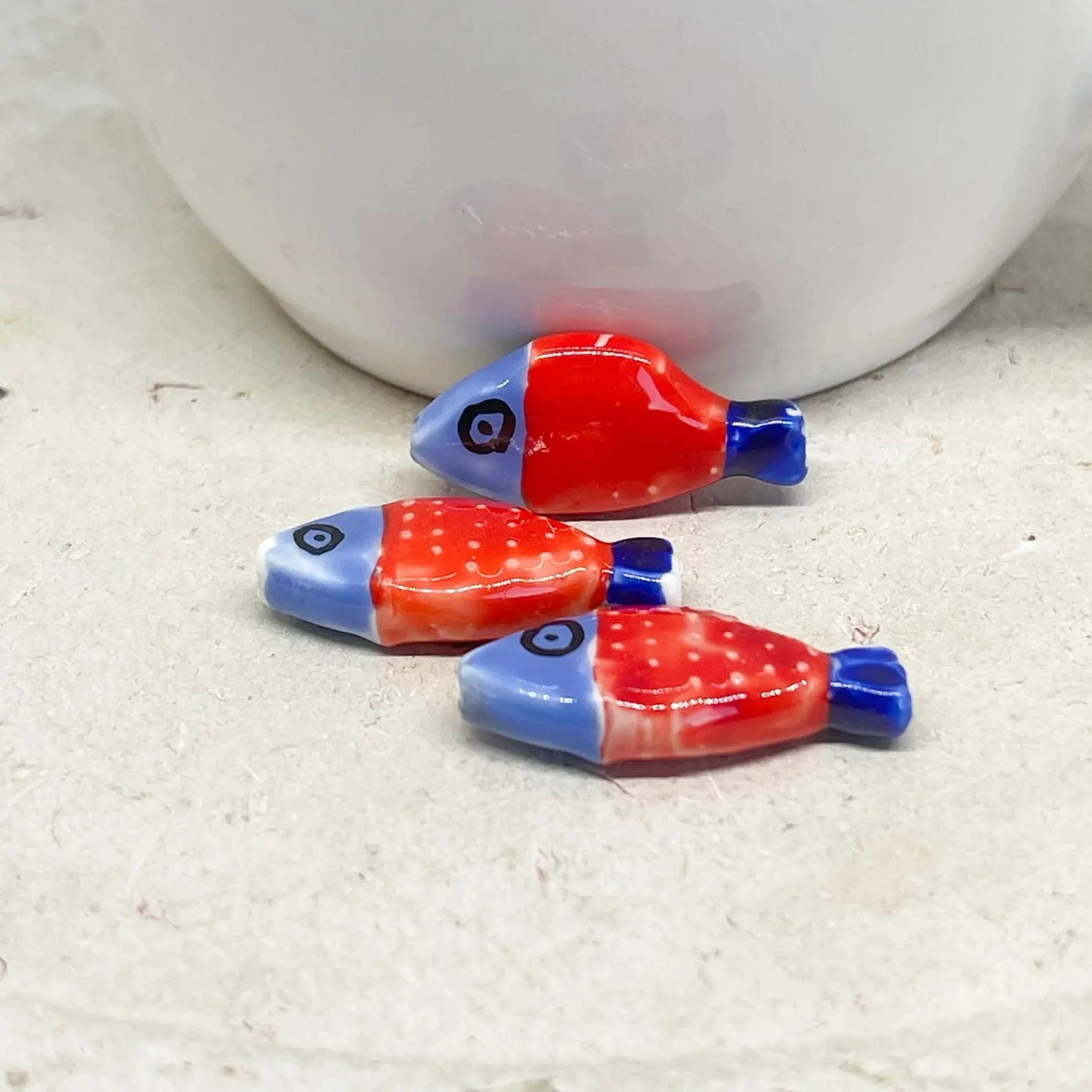 Porzellan Fisch Perle Blau Rot mit Punkten.
