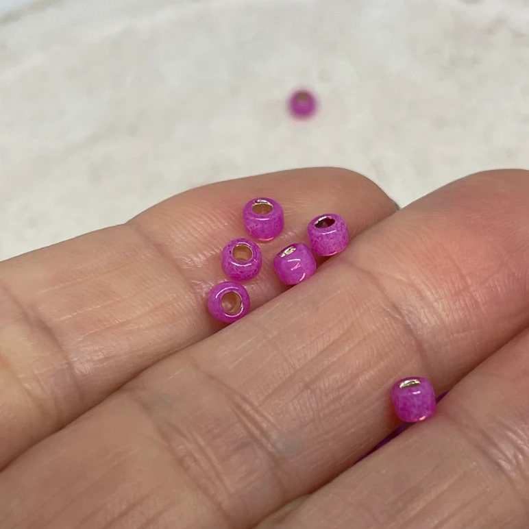 TOHO Perlen Rocaille 6/0 4mm 10g Milky Hot Pink