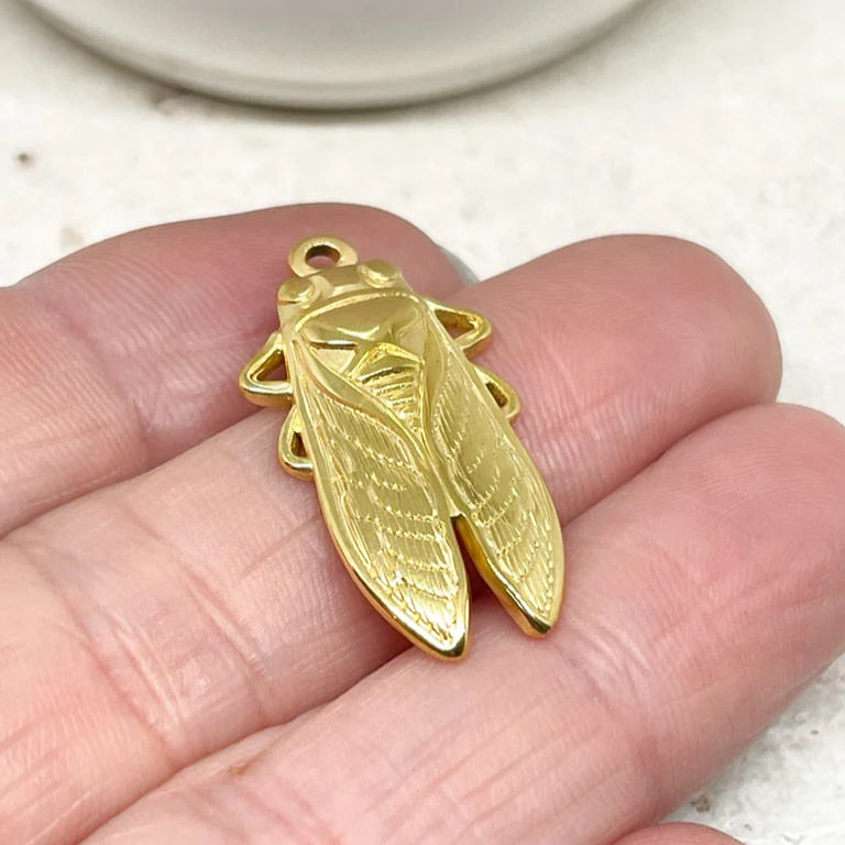 Anhänger Zikade aus 304 Edelstahl mit Ionenbeschichtung (IP)