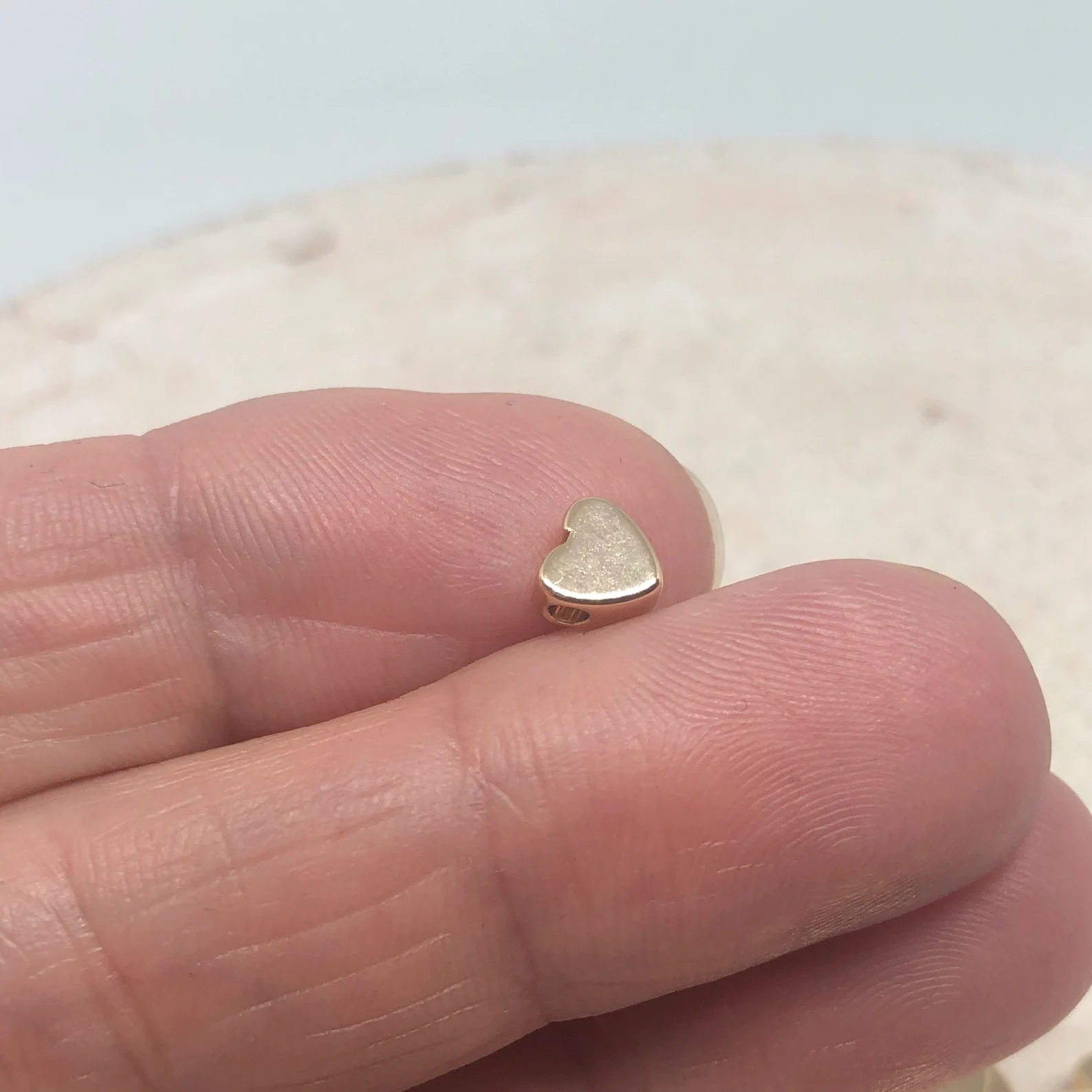 Herzen aus Messing vergoldet 10 St. Spacer Perlen, Herz Charms