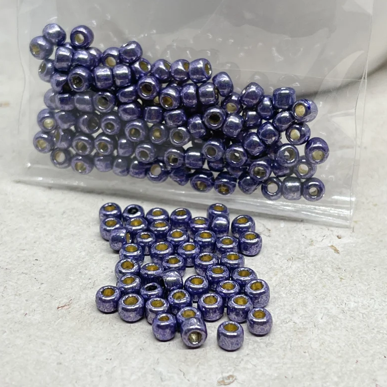 TOHO Perlen Rocaille 6/0 4mm Toho Lila Nr. 567PF