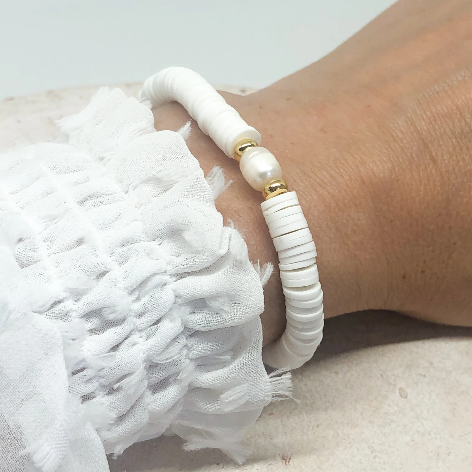 Armband mit Heishi Perlen Weiß