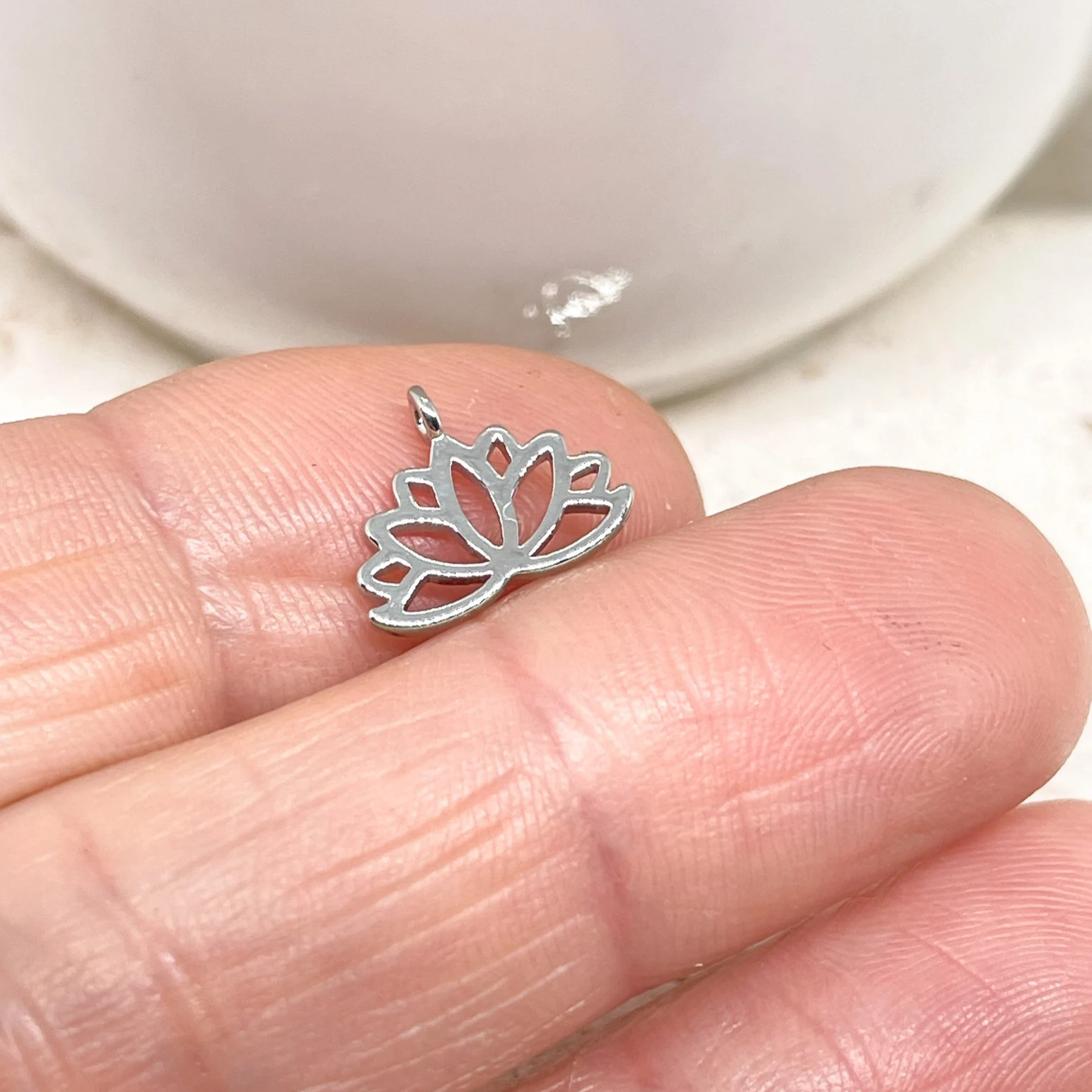 3 St. Lotusblüte Anhänger Messing Charm platiniert