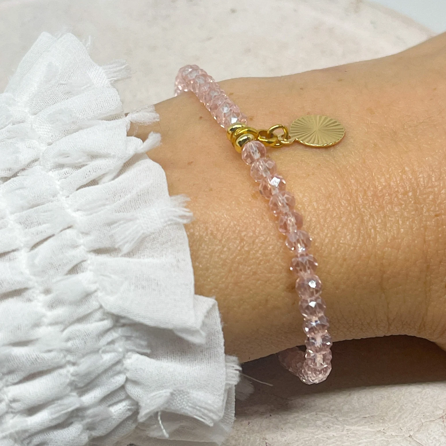 Armband mit Kristallperlen und einem vergoldetem Plättchen - rosa