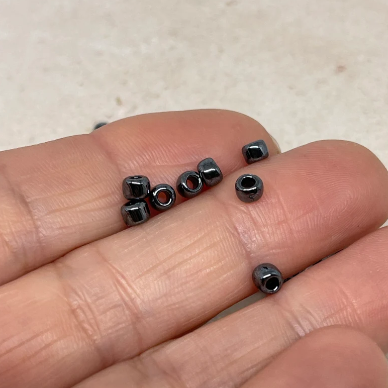 TOHO Perlen Rocaille 10g Metallic Hematite Nr. 81