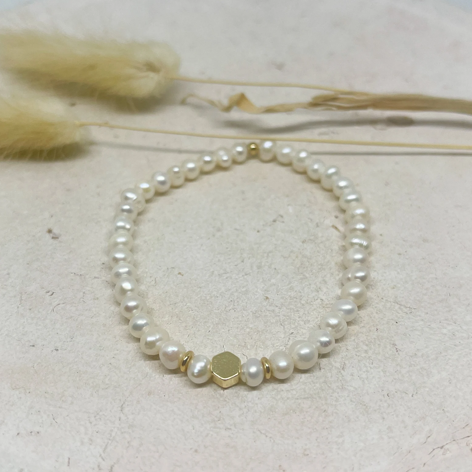 Armband mit Süsswasserperle und vergoldeten Messing Perlen