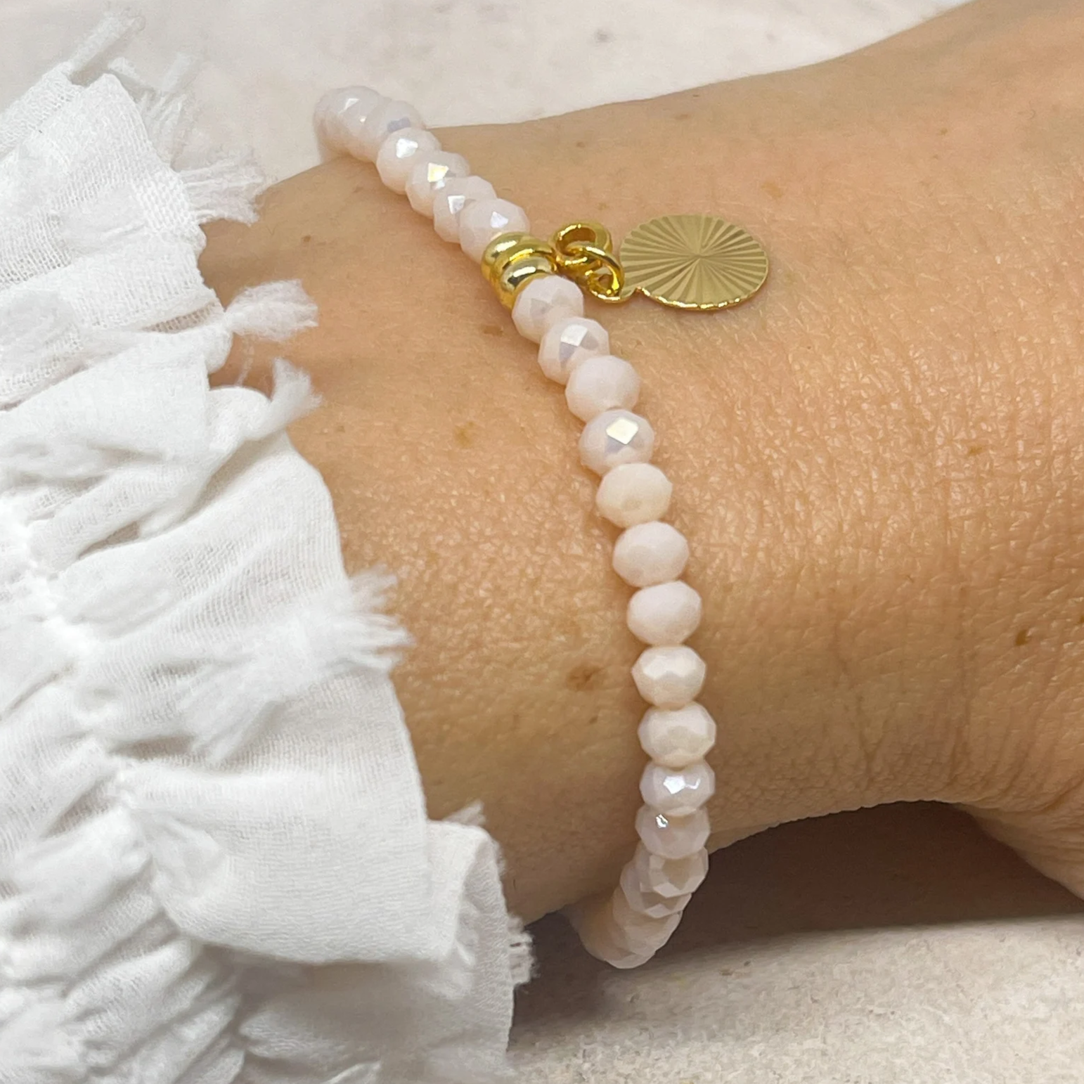 Armband mit Kristallperlen und einem vergoldetem Plättchen Beige