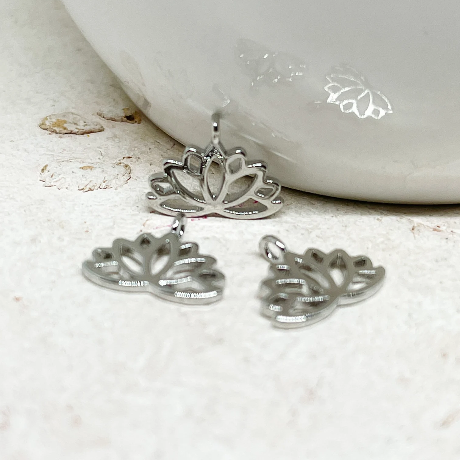 3 St. Lotusblüte Messing Anhänger Lotosblume Messing Charm platiniert