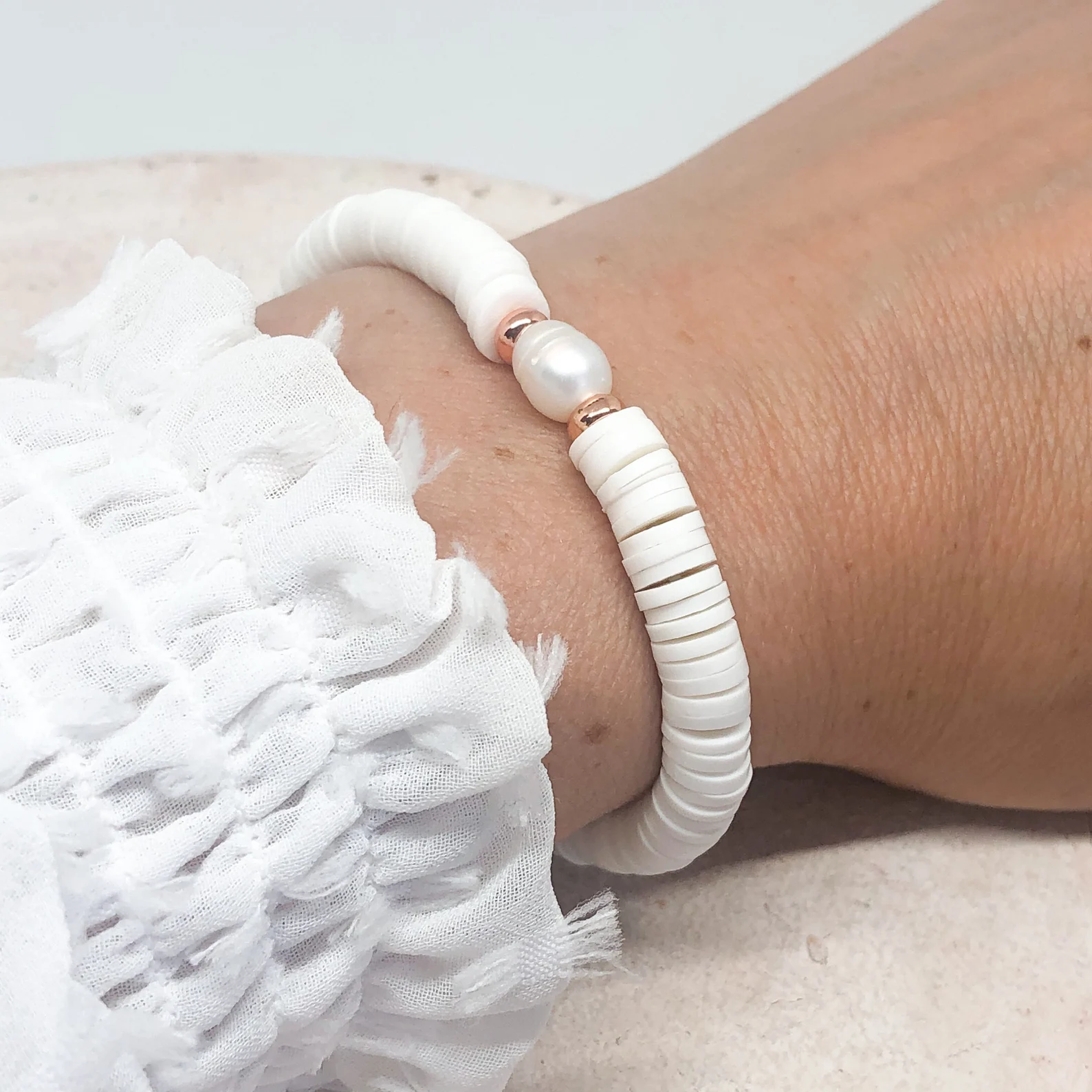 Armband mit Heishi Perlen weiß