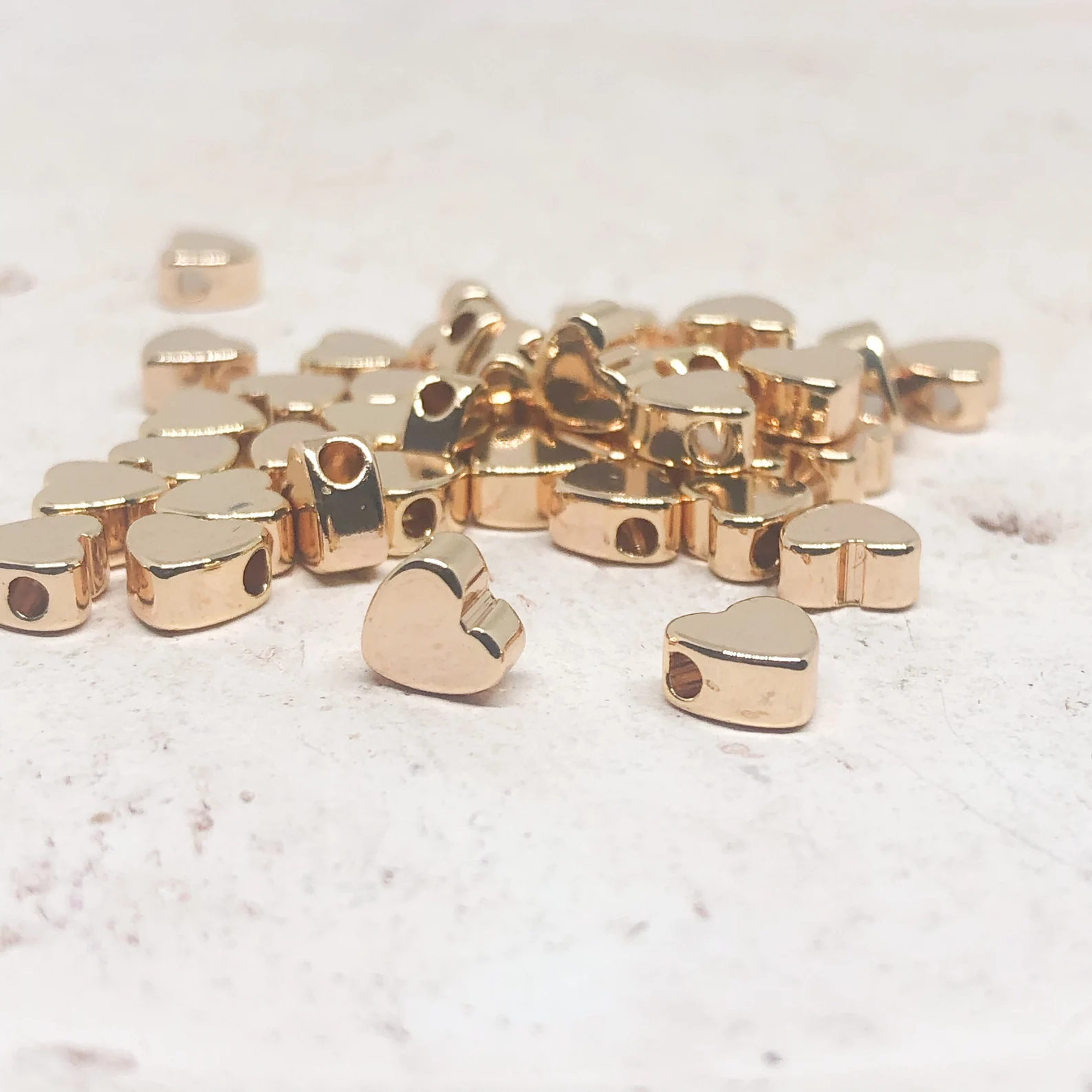 Herzen aus Messing vergoldet 10 St. Spacer Perlen, Herz Charms