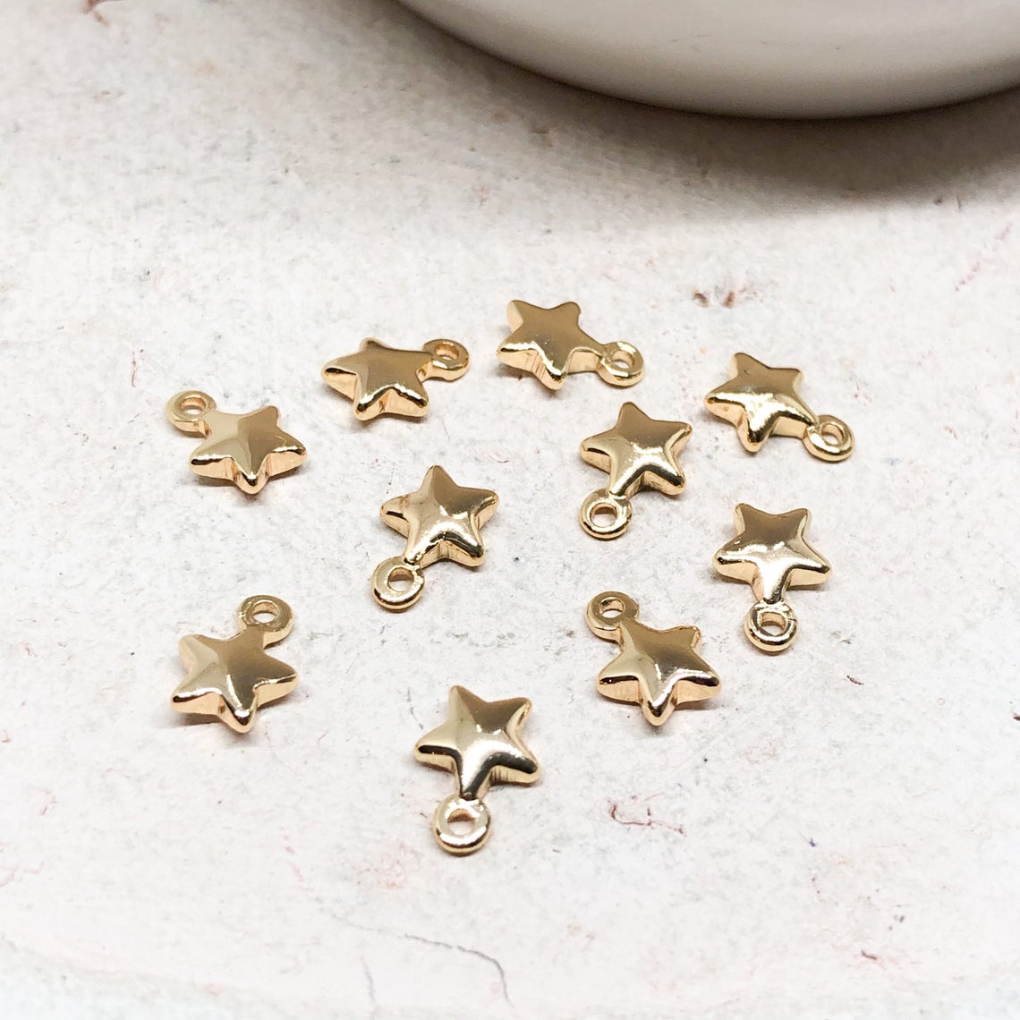 Messing Plättchen Anhänger, 5 St. filigrane vergoldete Plättchen Charm