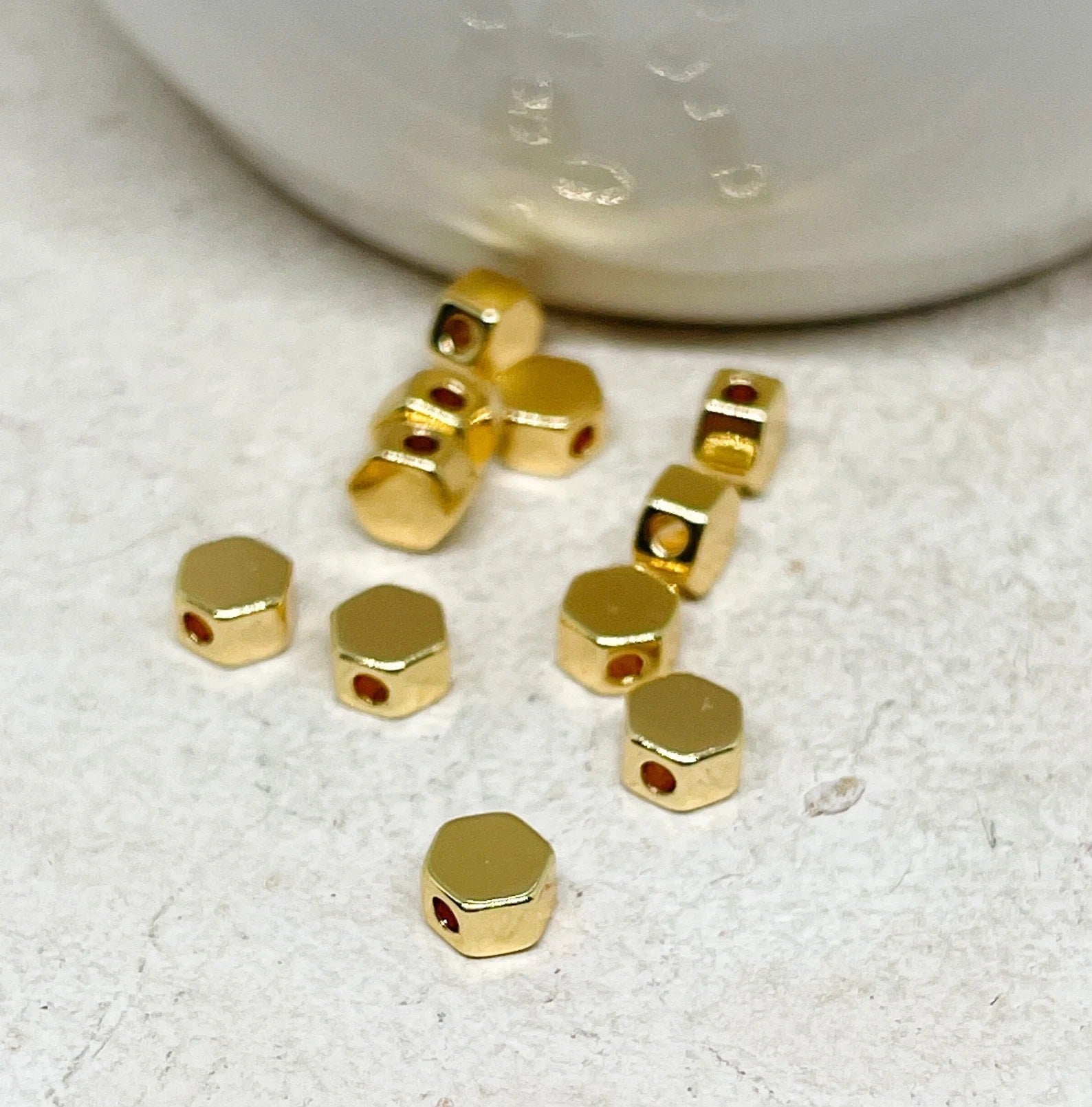 Würfelperlen aus Messing vergoldet 4mm 10 St.