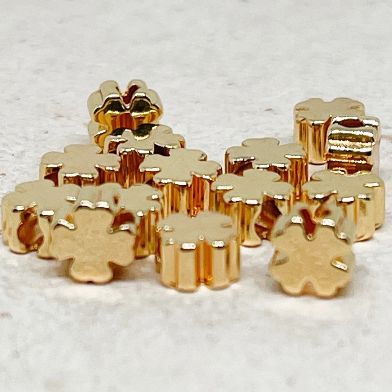 Würfelperlen aus Messing vergoldet 4mm 10 St.