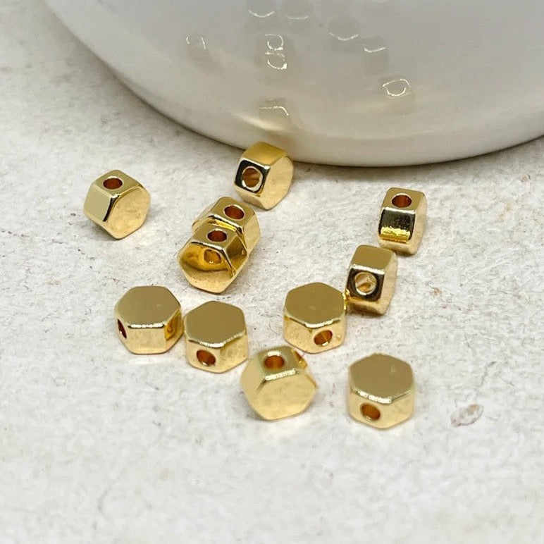 Würfelperlen aus Messing vergoldet 4mm 10 St.