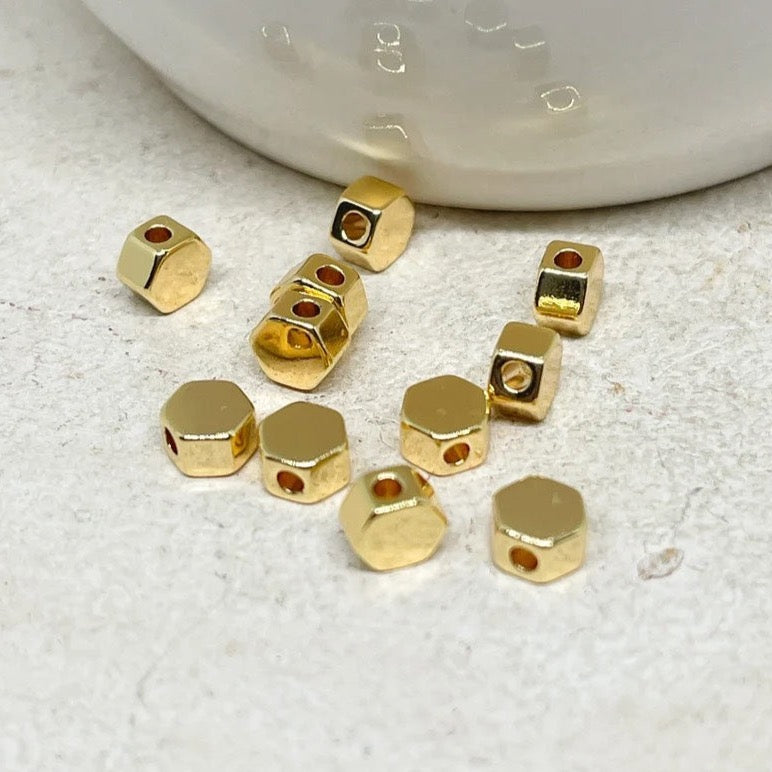 Würfelperlen aus Messing vergoldet 4mm 10 St.