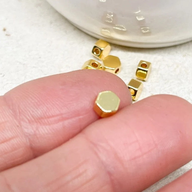 Würfelperlen aus Messing vergoldet 4mm 10 St.