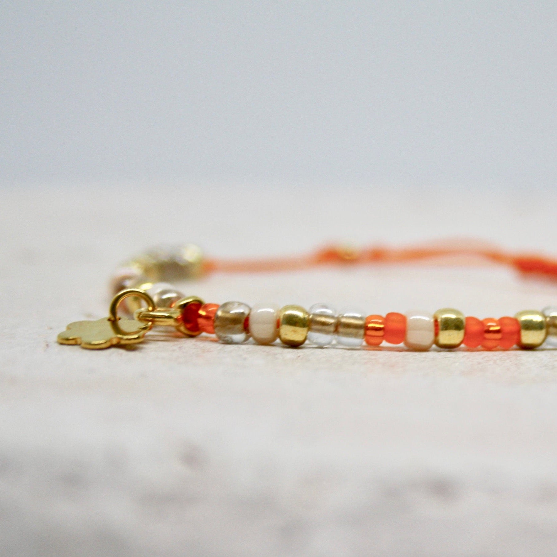 Geflochtene Armbänder mit Cauri Muschel und Quaste