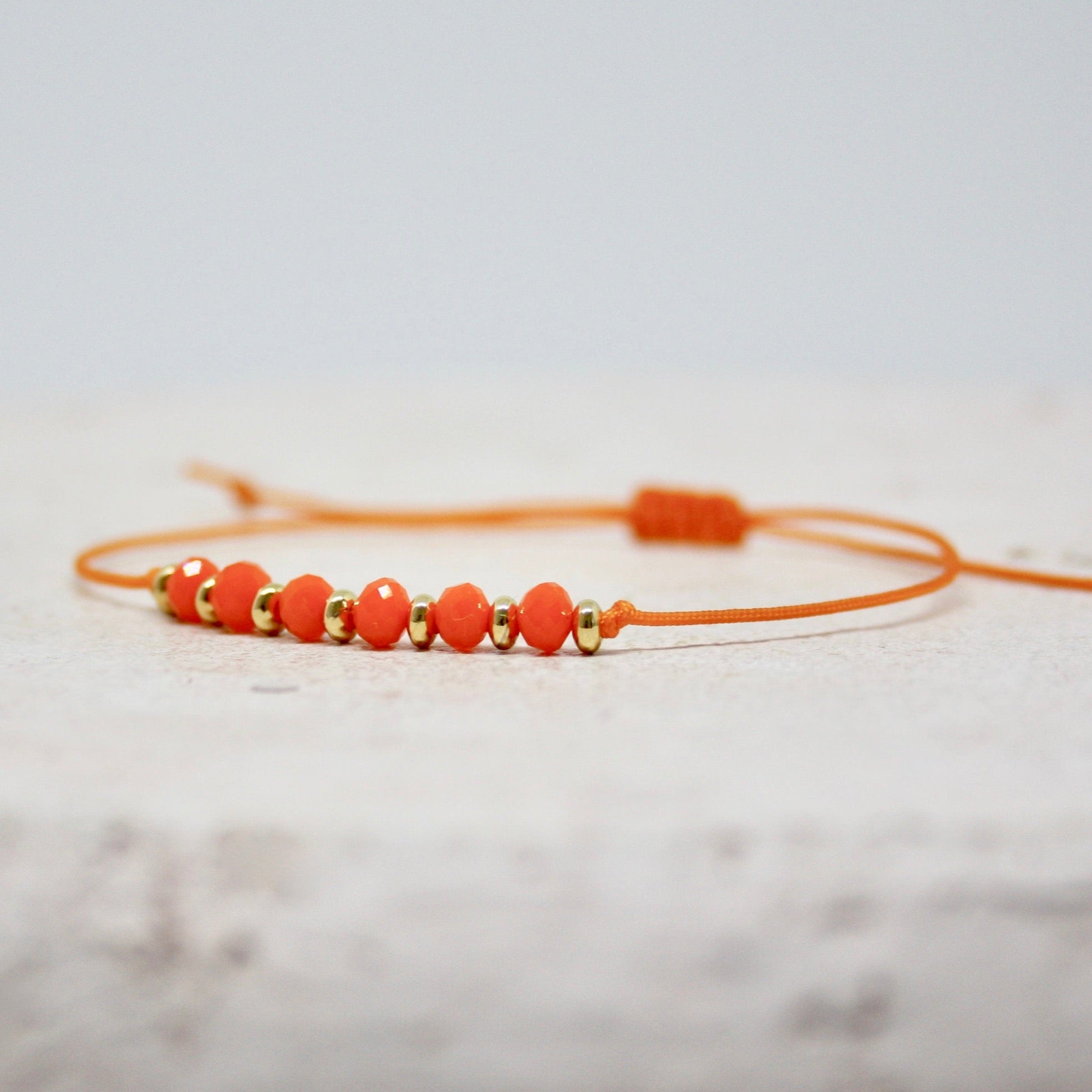 Armband mit orangen Perlen