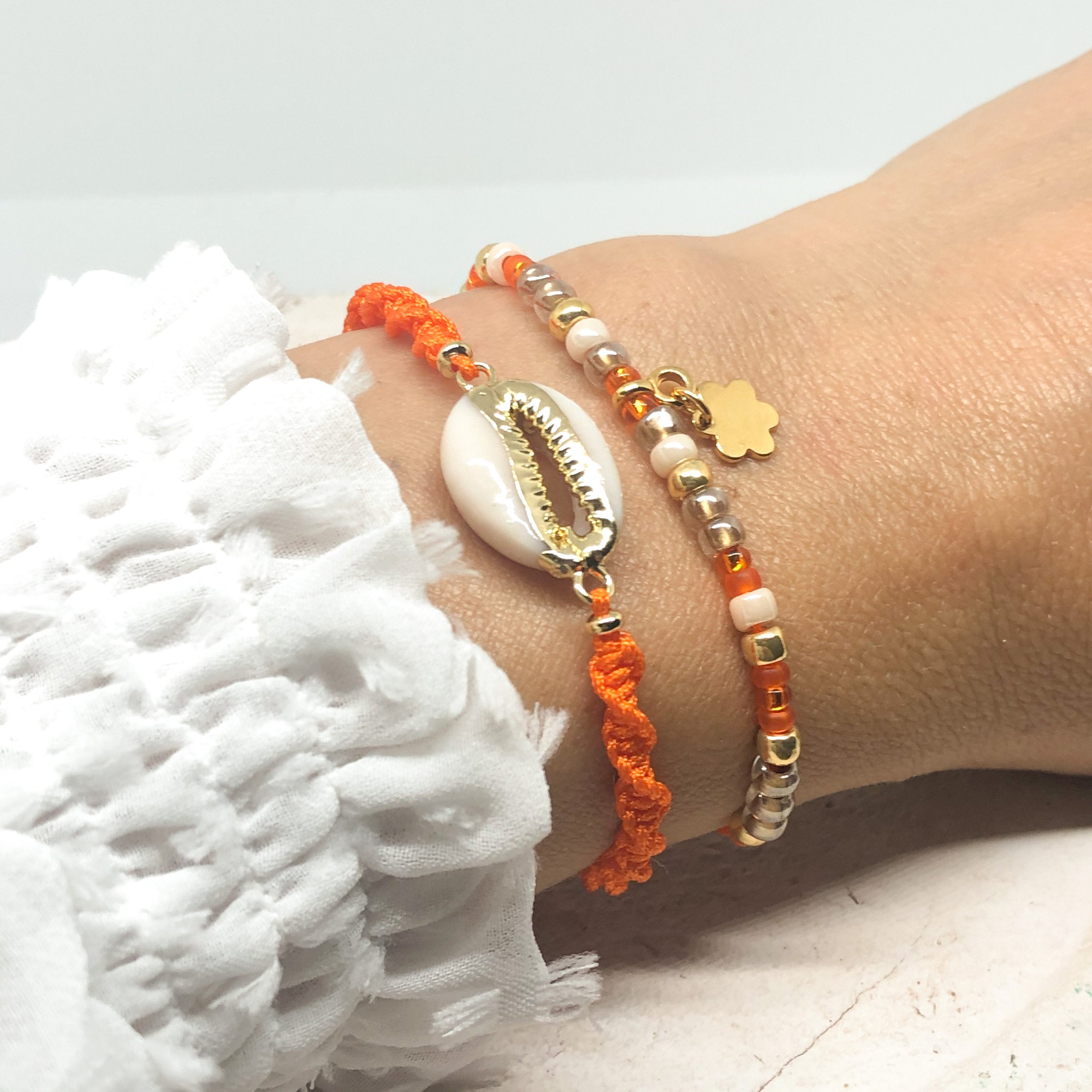 Geflochtene Armbänder mit Cauri Muschel und Quaste