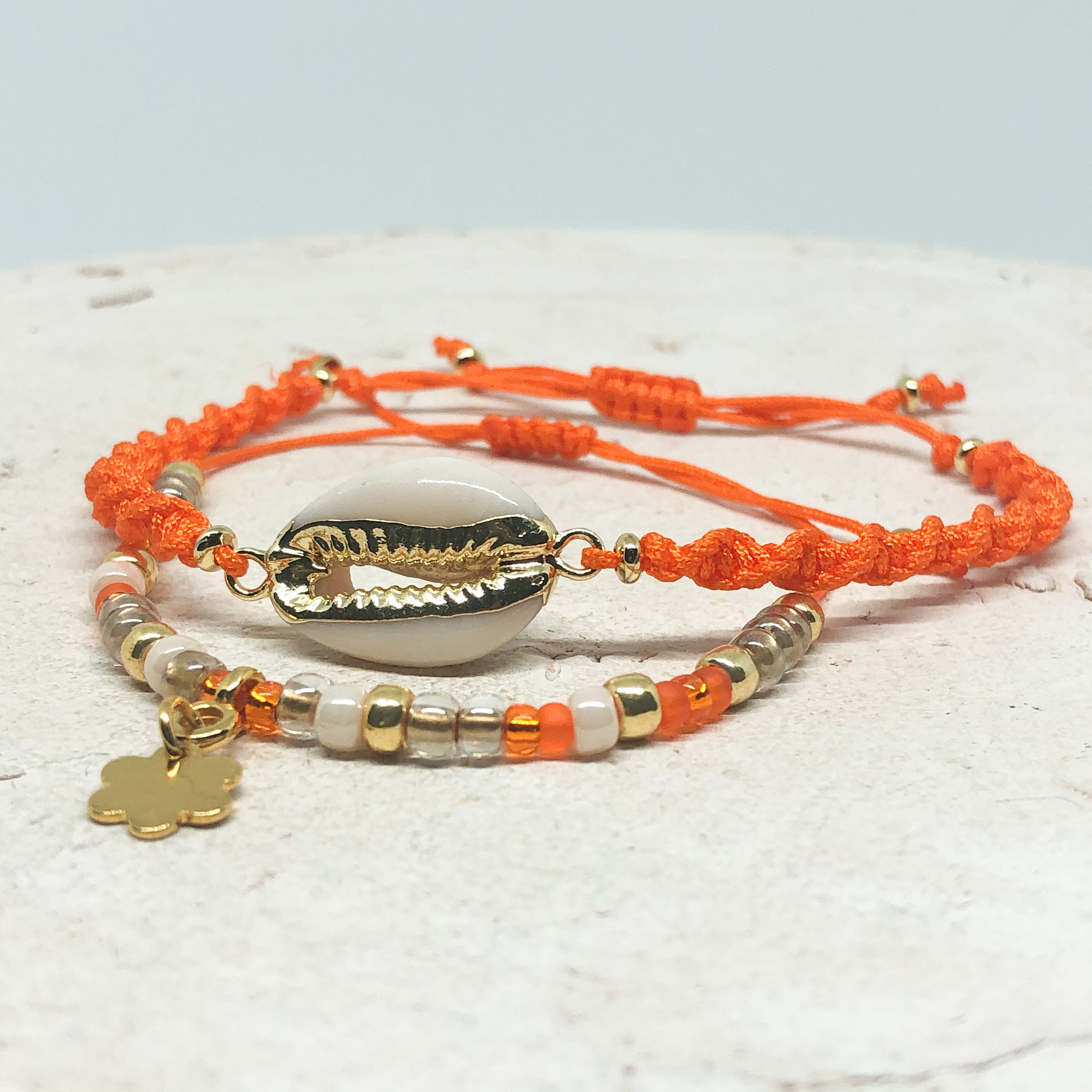 Geflochtene Armbänder mit Cauri Muschel und Quaste