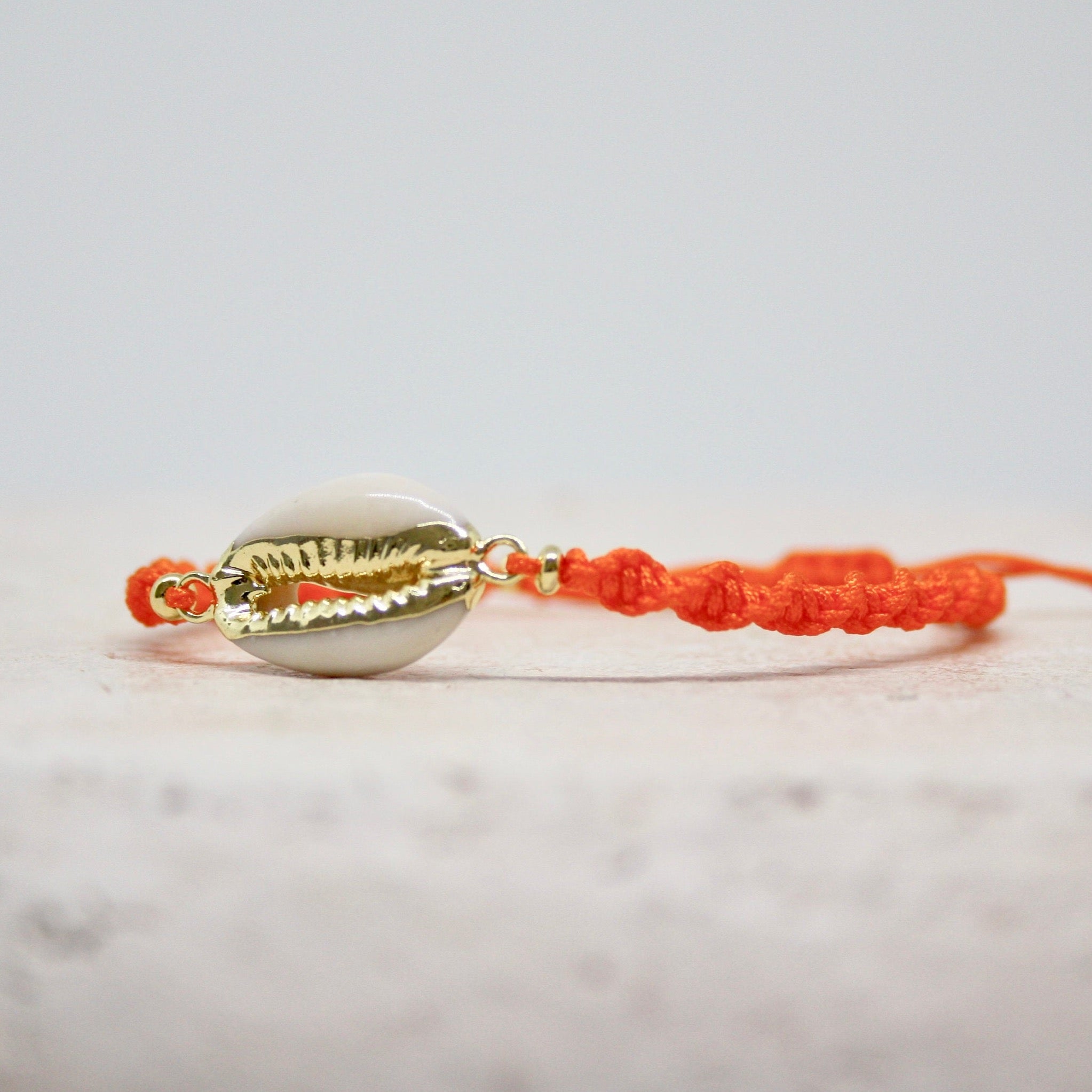 Geflochtene Armbänder mit Cauri Muschel und Quaste