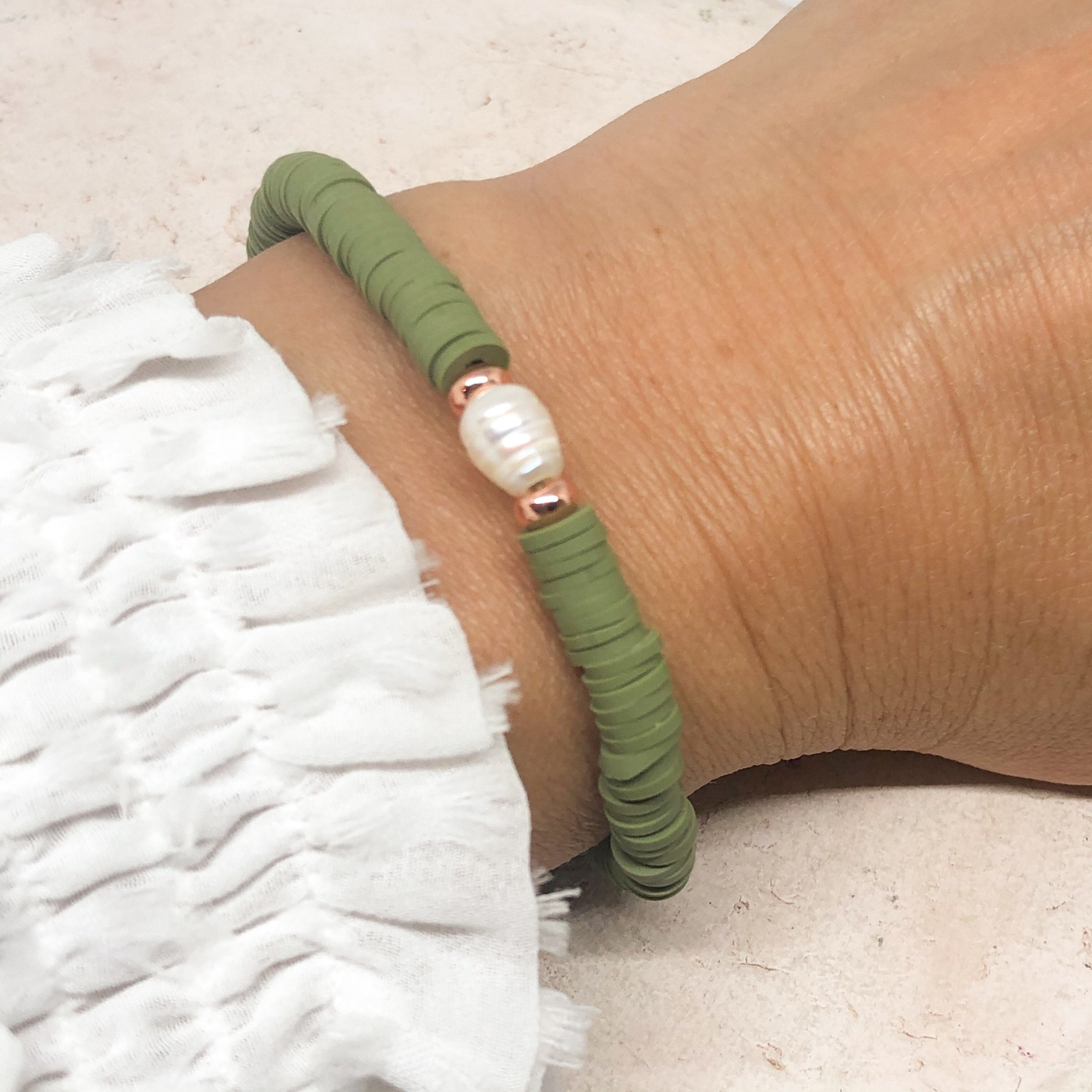 Armband mit Heishi Perlen olivgrün