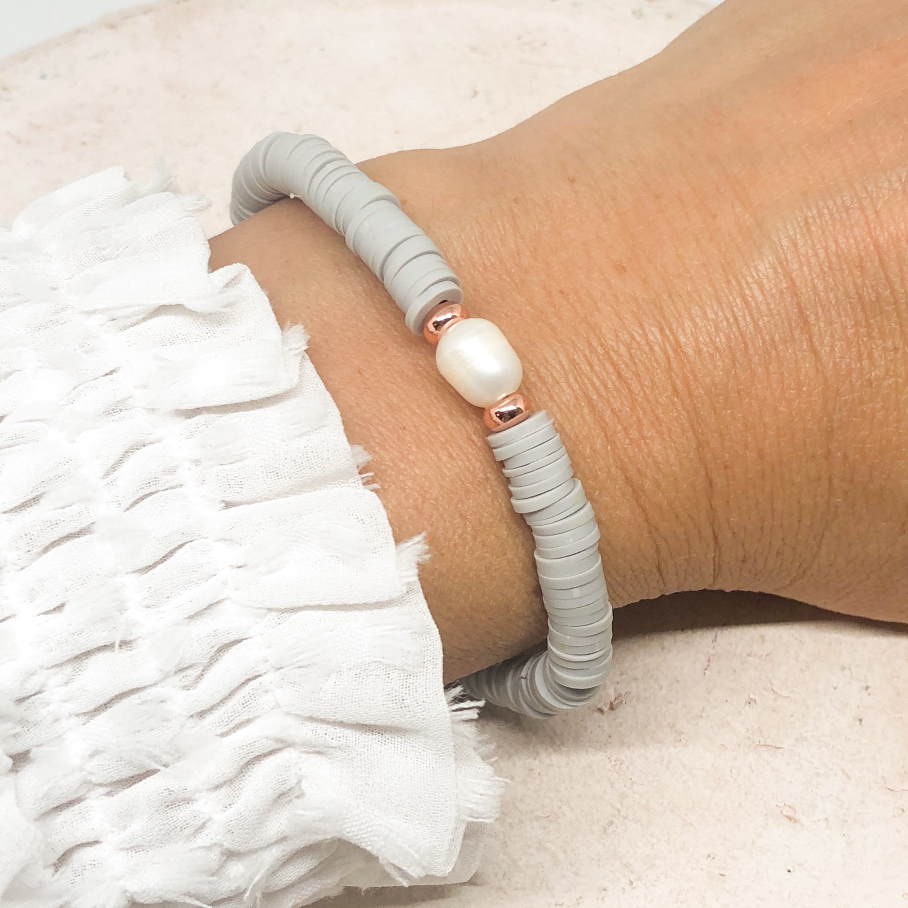 Armband mit Heishi Perlen grau
