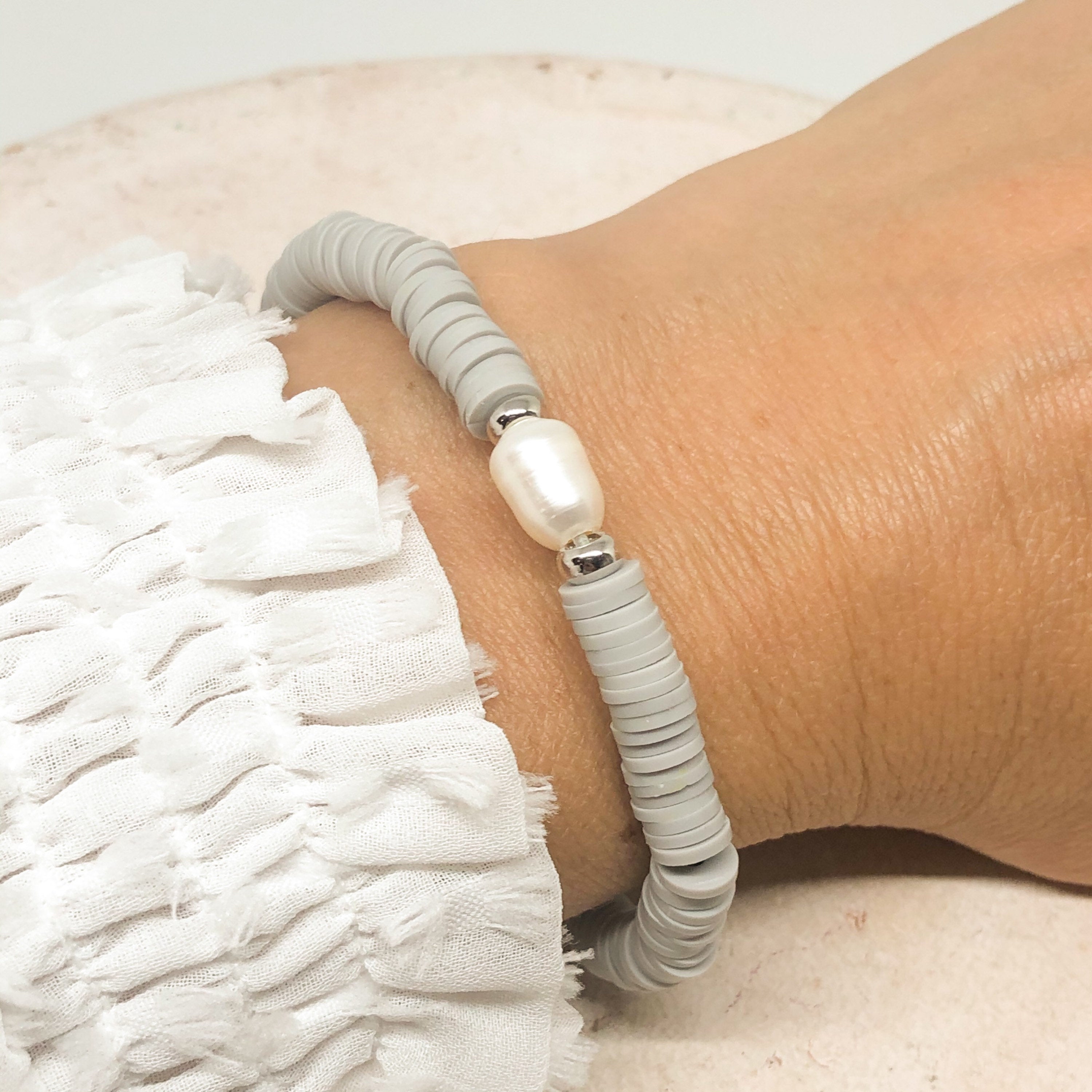 Armband mit Heishi Perlen grau