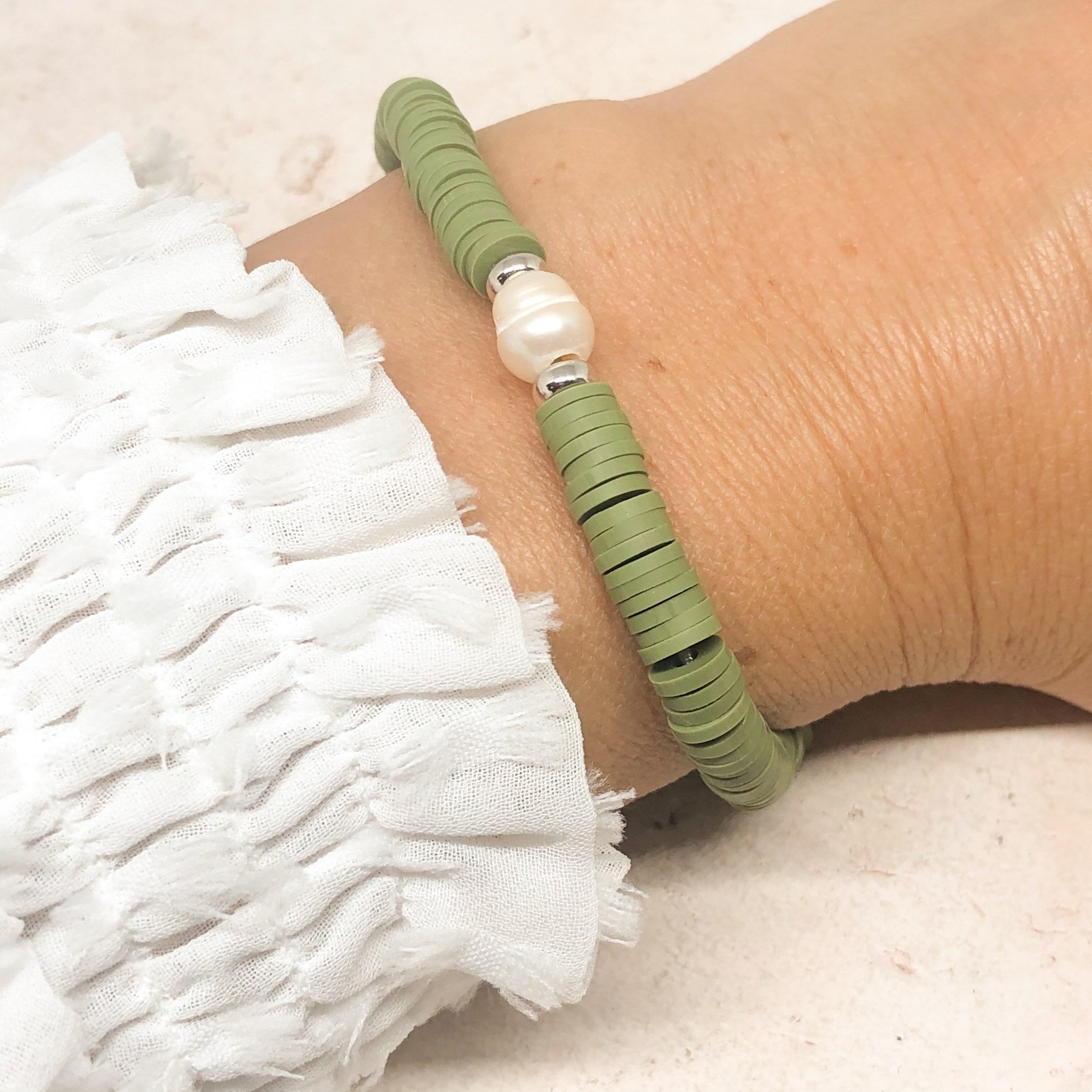 Armband mit Heishi Perlen olivgrün