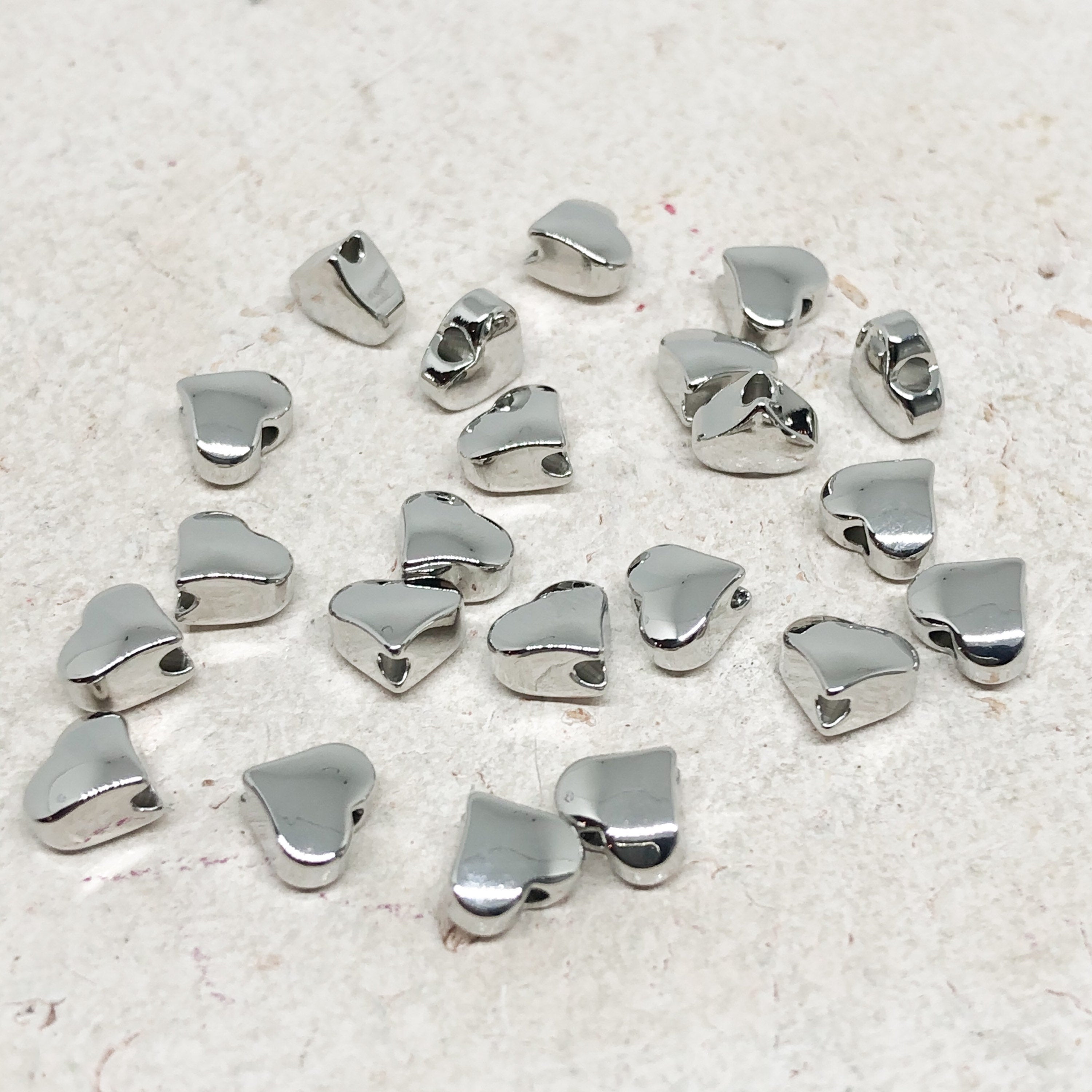 10 St. Herzen aus Messing Platiniert, Spacer Perlen Herz