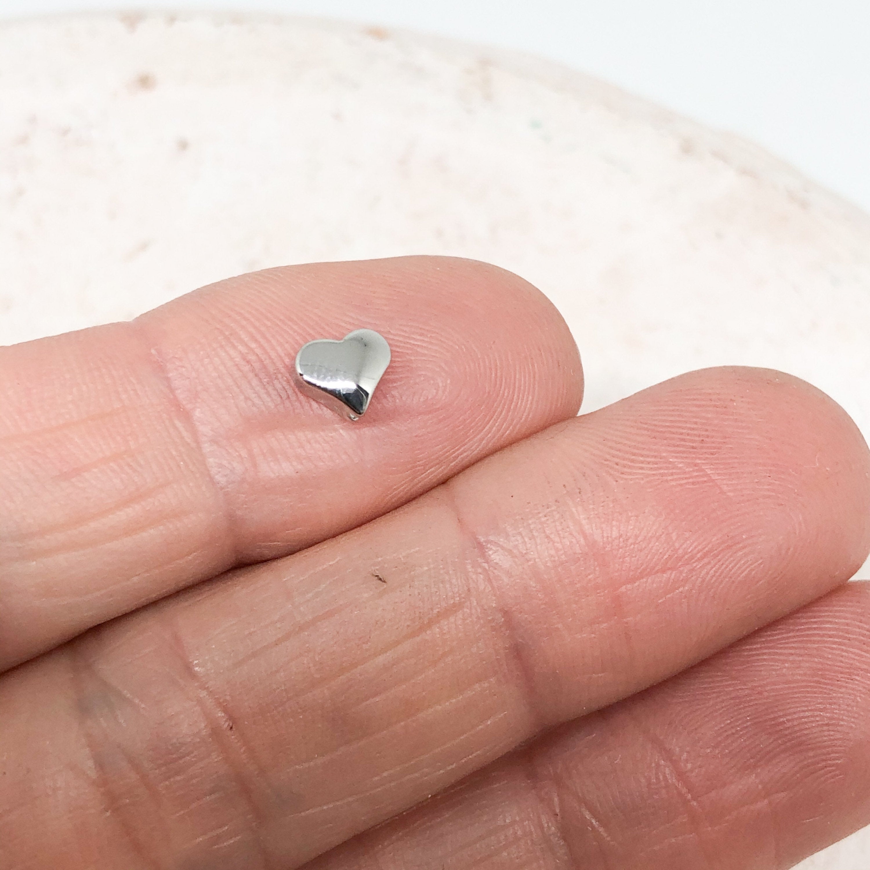 10 St. Herzen aus Messing Platiniert, Spacer Perlen Herz