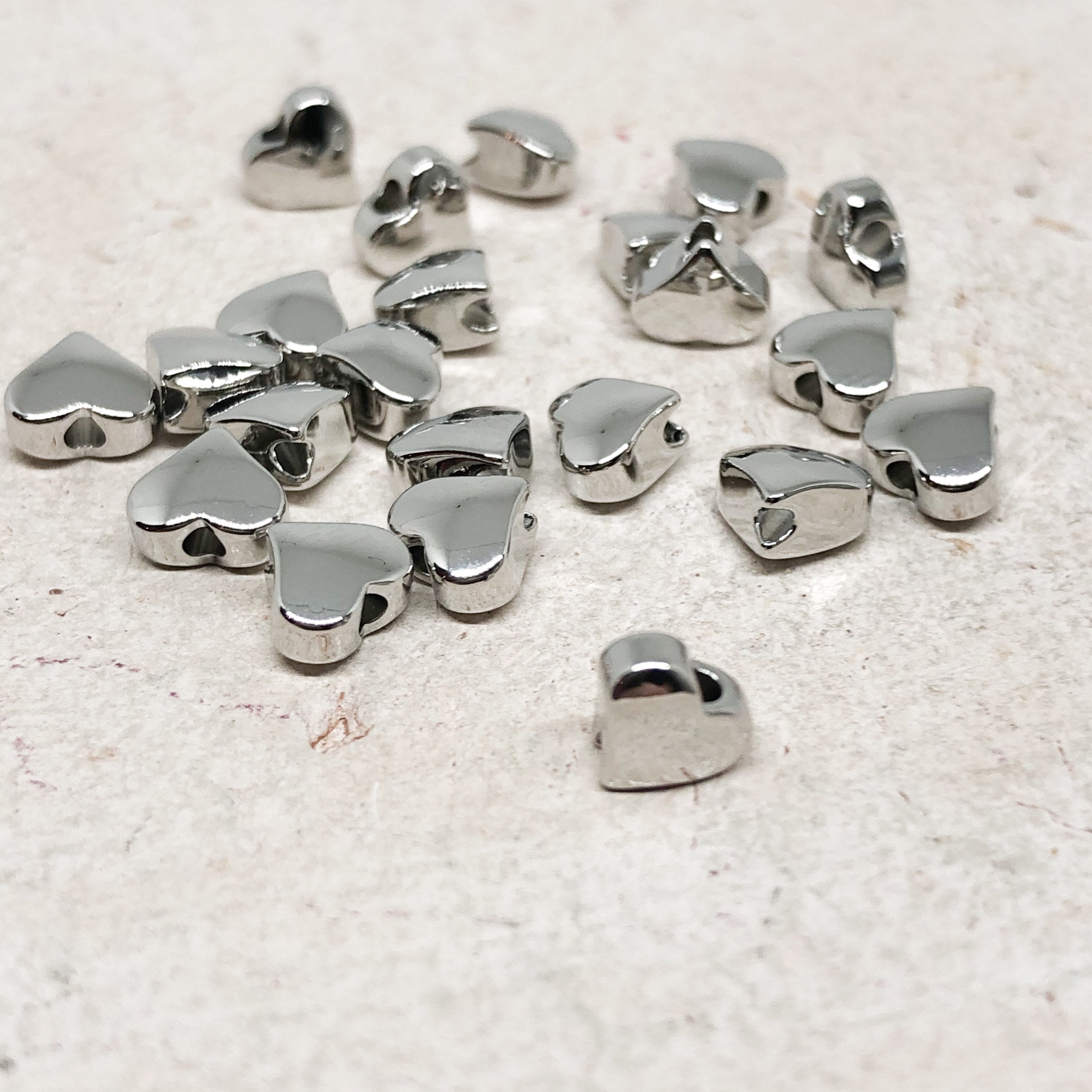 10 St. Herzen aus Messing Platiniert, Spacer Perlen Herz