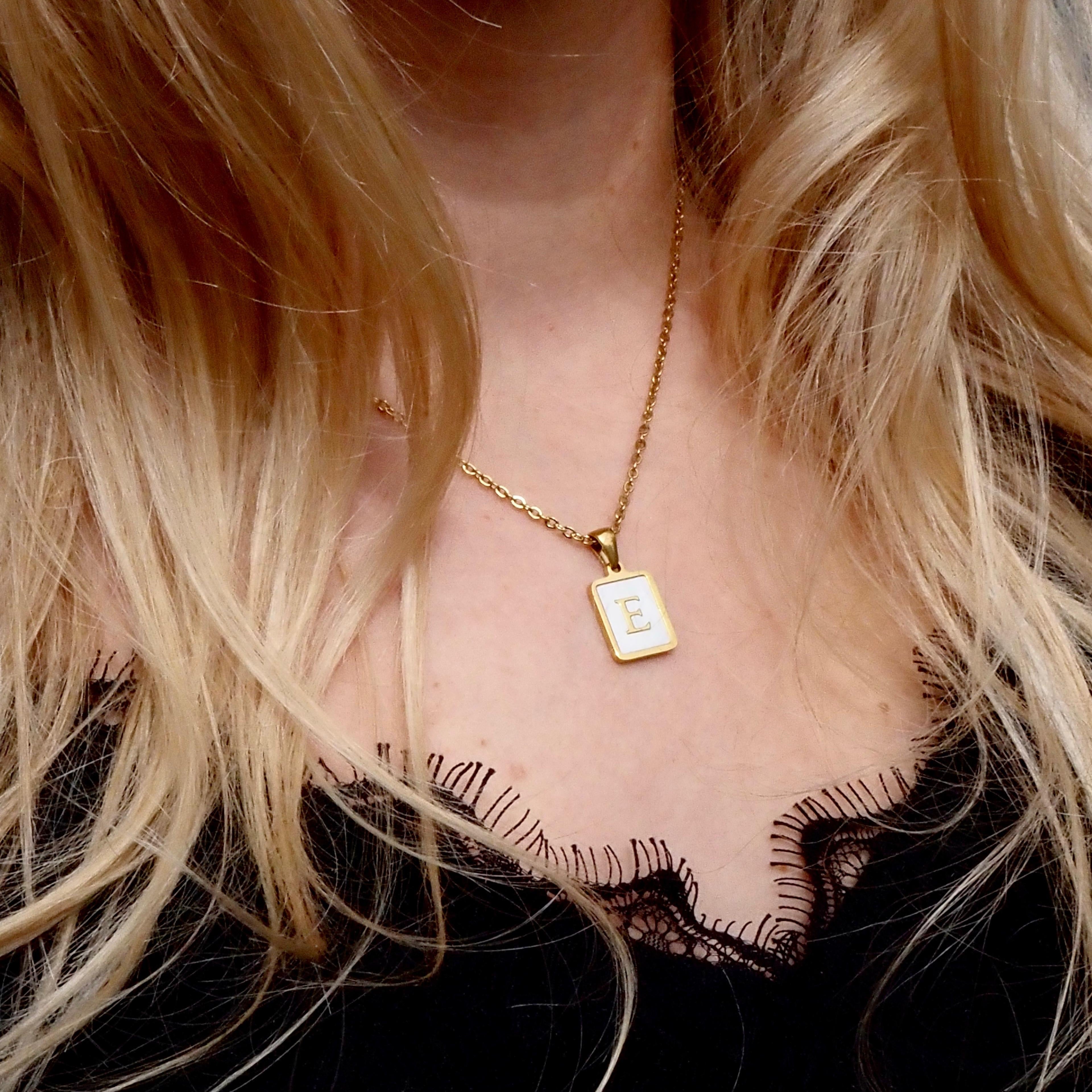 Kette mit Initialen Anhänger
