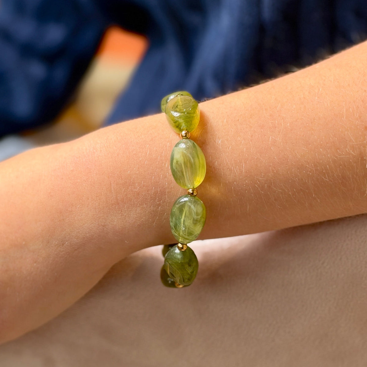 Olivgrünes Perlenarmband mit Edelstahl