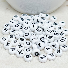 100 St. Buchstaben Perlen 7mm Weiß / Schwarz