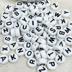 100 St. Buchstaben Perlen 7mm Weiß / Schwarz