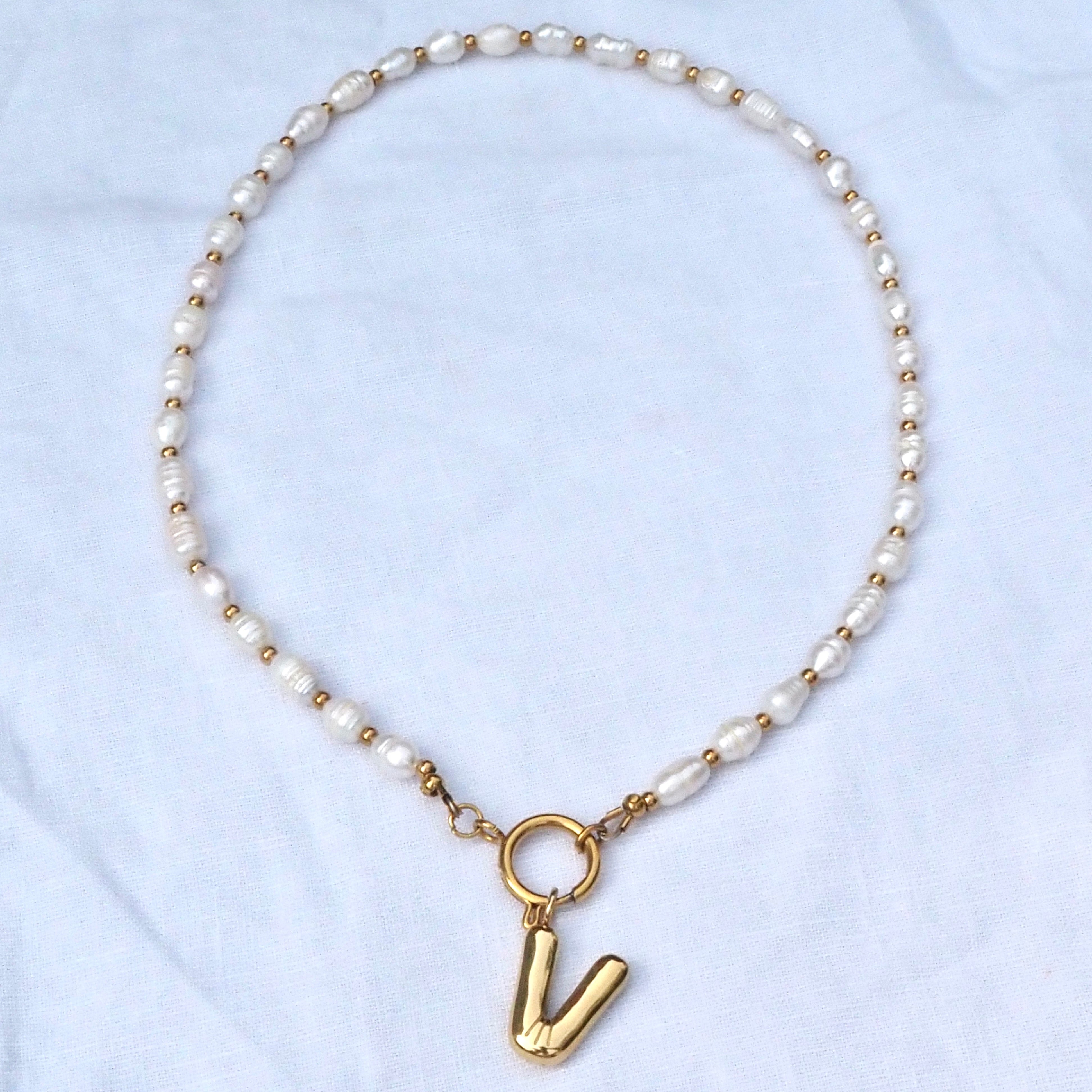 Kette aus Edelstahl mit Initialen Perlen