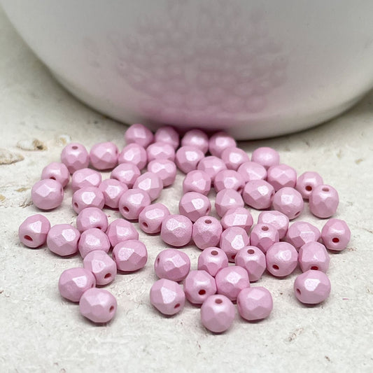 100 St. Böhmische Glasschliffperlen 4mm - Powdery Pastel Pink