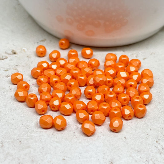 100 St. Böhmische Glasschliffperlen 4mm - Powdery Orange