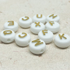 100 St. Buchstaben Perlen 10mm - Weiß / Gold