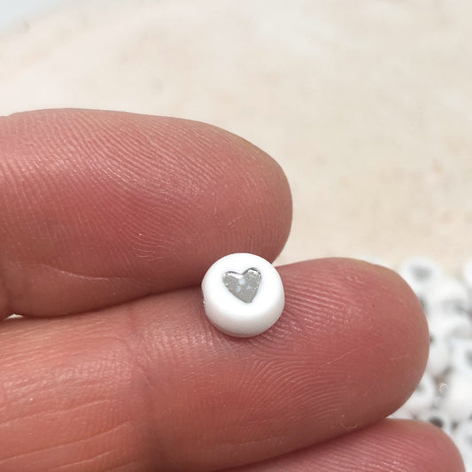 50 St. Acrylperlen mit Herz 7mm Weiß/Silber