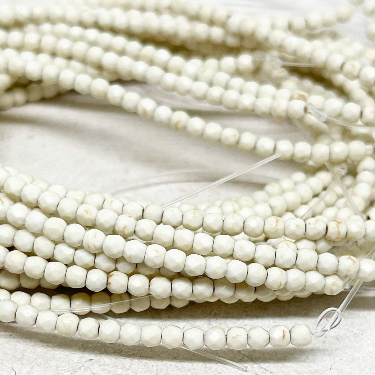 130 St. Howlith Perlen 3mm Beige