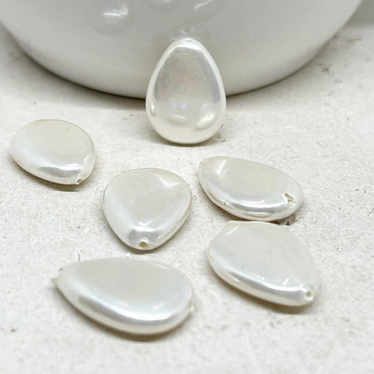 10 St. Perlen Weiße Tropfen 18 x 13 x 4mm Glastropfen mit Perlmuttüberzug