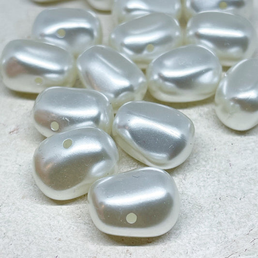 25 St. Acryl Perlen Oval 18mm x 13mm - Weiß Creme