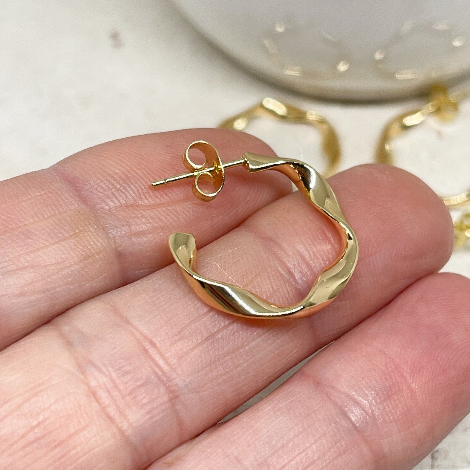 Creolen aus Edelstahl in goldener Farbe.