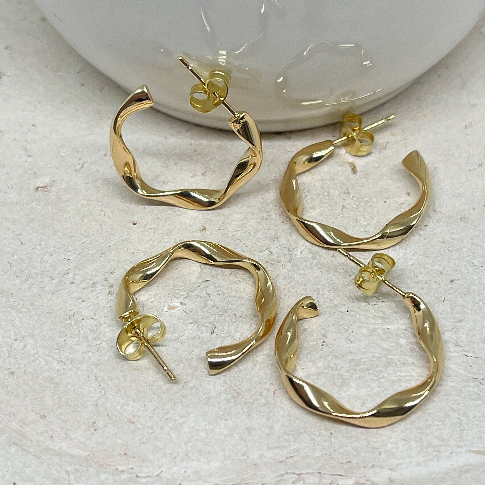 Creolen aus Edelstahl in goldener Farbe.