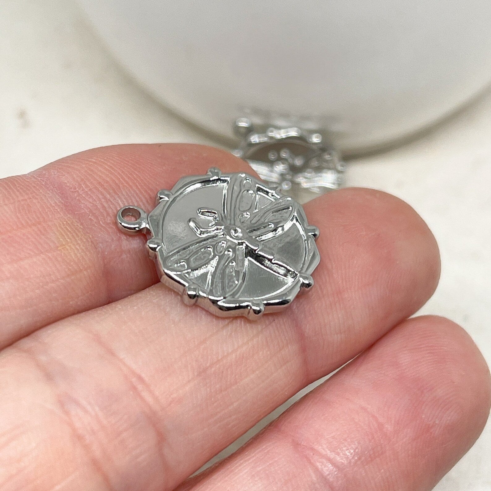 Anhänger Scheibe flach mit Libelle aus 304 Edelstahl